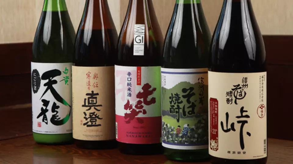 Đồ uống có cồn được khuyên dùng nhiều nhất là ``Soba Shochu.'' Bạn có thể chọn trộn soba với nước nóng, soba với trà hoặc với soda.◎Rót shochu vào ly chứa đầy đá và hộp đựng súp soba, sau đó phục vụ súp soba hoặc trà soba trong một ly riêng. Đây là một bộ giá trị tuyệt vời mà bạn có thể tận hưởng trong thời gian dài tùy thuộc vào cách bạn phân chia nó! Bạn có thể giữ chai shochu với giá 4.400 yên. Chúng tôi cũng có khoảng 4 loại rượu sake địa phương từ Shinshu, cũng như đồ uống có cồn theo mùa không có trong thực đơn. Chúng tôi cũng có đồ uống tiêu chuẩn như bia.