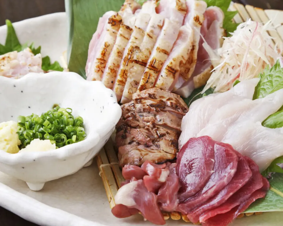 严选从雾岛市直送的当地鸡肉。具有完美的弹性和浓郁的风味。