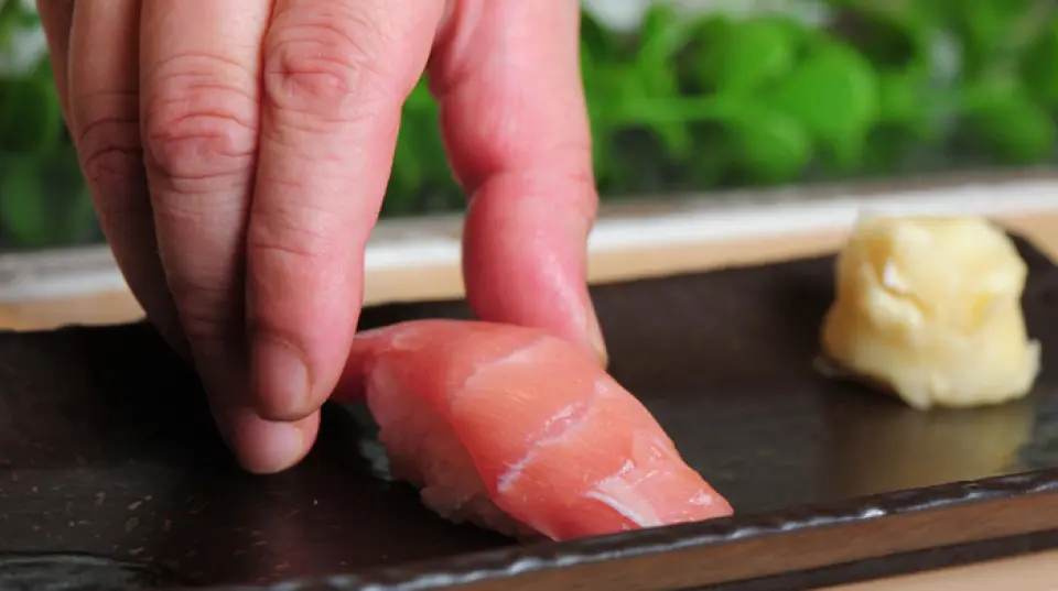 建議的用餐方式是“Omakase”，只能坐在櫃檯上享用。 Omakase 提供廚師根據顧客的口味和預算選擇的時令食材，是一種體驗您自己無法選擇的新口味的有趣方式，享受更高品味的體驗。即使在餐桌上，也可以點“Omakase Nigiri”和“Omakase Sashimi”，裡面裝滿了推薦的配料。請盡情享受。