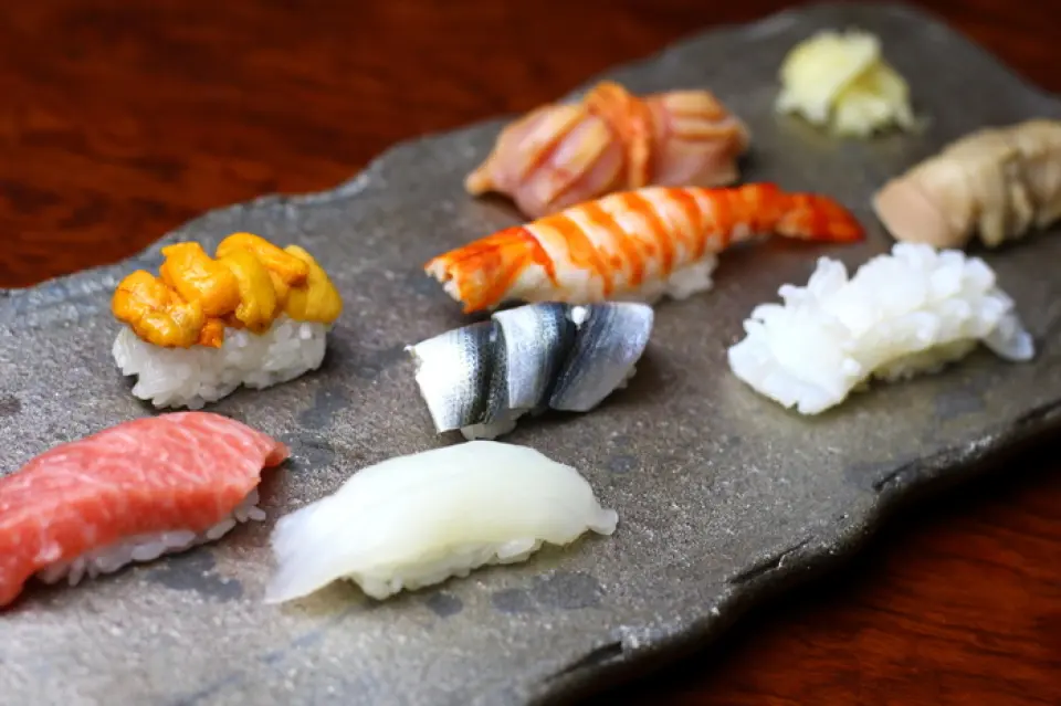 All of our fish used is wild caught. We use Edo cooking techniques to serve fresh seafood and seasonal flavors sourced from all over the country. We are particularly particular about tuna. Its vibrant red meat, high-quality fat, and freshness are so great that you can feel the difference in the ingredients the moment you put it in your mouth. From great value lunches featuring seasonal ingredients to luxurious dinners featuring carefully selected seafood, we sushi is made with love using traditional techniques. Please enjoy the fresh seafood that changes with the seasons to your heart's content.
