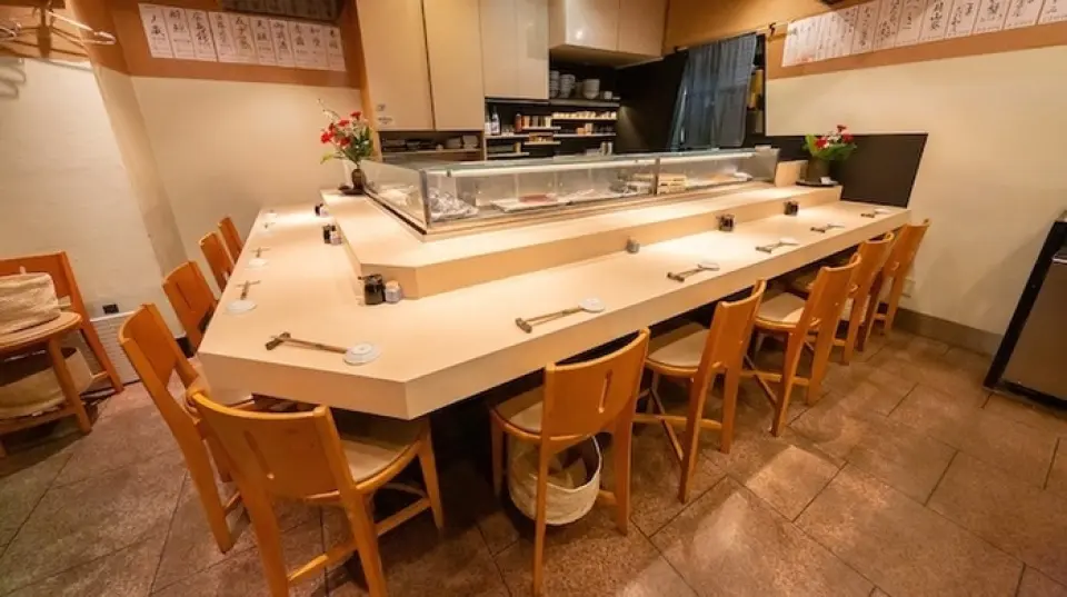 【北澤俱樂部】距離初代站步行8分鐘。店裡氣氛溫馨，店家熱情歡迎您的光臨。除了可以與廚師交談的櫃檯座位和餐桌座位外，還有榻榻米房間。榻榻米房間最多可容納20人，非常適合團體宴會。我們也提供無限暢飲的套餐，可用於各種宴會和大型聚會。在輕鬆舒適的空間度過難忘的一天◎