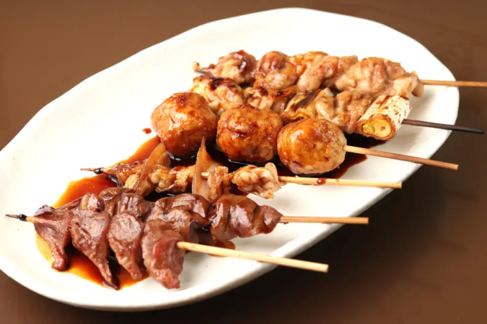 我們對用自製醬汁製成的「烤雞肉串」感到自豪！我們有“Negima”、“Liver”、“Tsukune”等多種類型，請與酒精一起享用。我們使用喜馬拉雅岩鹽來帶出味道。此外，還有「自家製鹽辣」、「蟹肉味噌」等多種單點菜色。我們也提供「烤飯糰」和「茶泡飯」等令人心曠神怡的美食，請盡情享受。