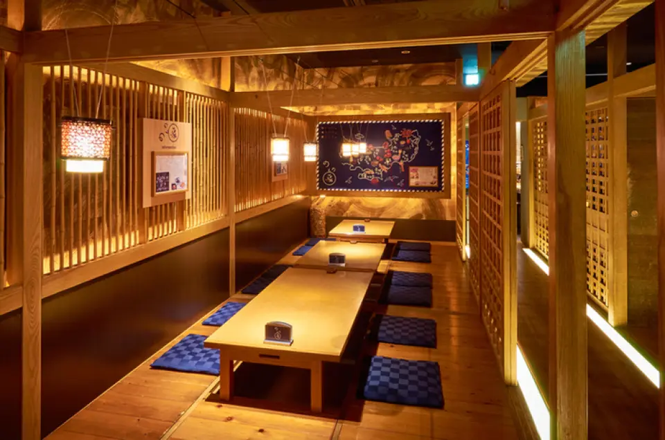 Our restaurant is located inside JR Ueno Station, so you can drop in without worry even on rainy days. We have counter seats, table seats, and private and semi-private rooms that are perfect for private meals, so we can accommodate you according to the occasion. We can also reserve part of the restaurant for up to 20 people, so please feel free to contact us if you are planning a company party, girls' night out, or a group date. We also offer course meals that are perfect for banquets.