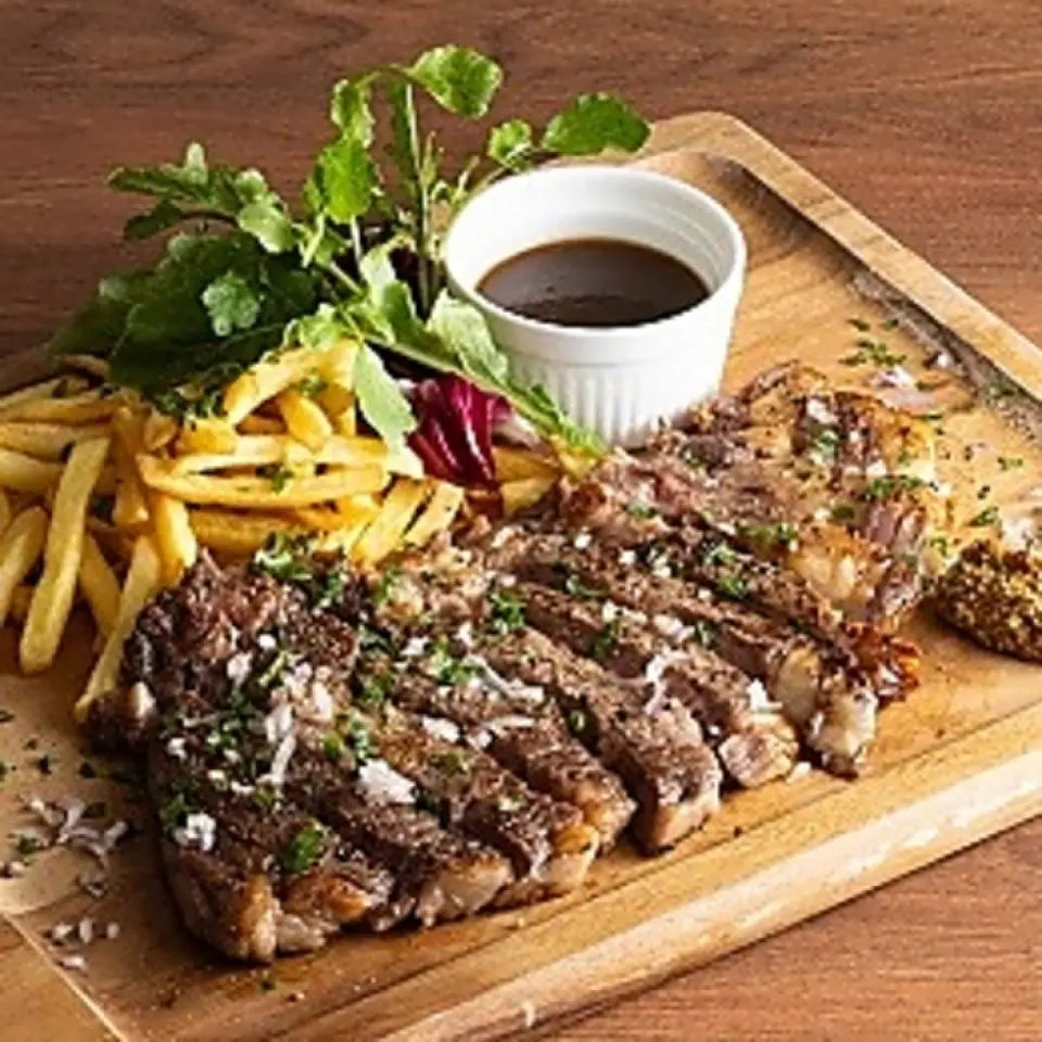 We offer a wide variety of dishes that go perfectly with beer, making it even more delicious! From sausages to cheese, salads, ajillo, fried foods, meat dishes, pizza, pasta, curry, and even after-meal desserts! Please enjoy the wide variety of combinations of beer and food!