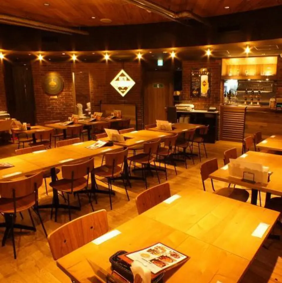 A spacious space where sunlight pours in during the day and reflects the lights of the downtown area at night. The permanent brewing tanks have an overwhelming presence. The warmth of the wood and the texture of the bricks give the restaurant a somewhat retro atmosphere. We can accommodate small to large groups. Please use it for various occasions, such as meals with colleagues, friends, and loved ones.