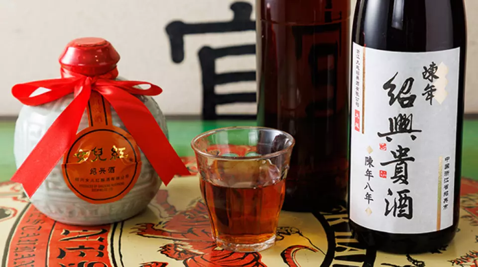 除了标准生啤酒外，我们还提供绍兴酒。可以选择香气高贵、味道浓郁的“龟出绍兴酒（5年）”、“陈年绍兴酒（8年）”，以及同样具有高品质的“努吉红（5年）”。在庆祝场合喝，请根据您的喜好选择♪此外，我们还有啤酒花，烧酒，果酒，葡萄酒，清酒和酸酒等多种饮料菜单。