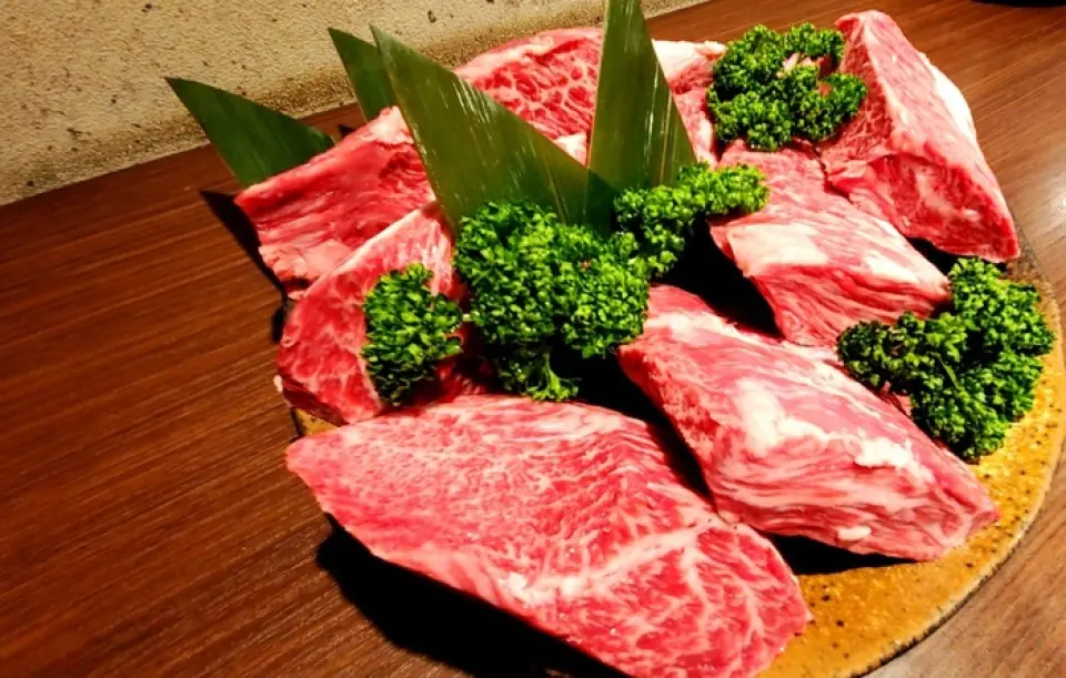 從芝浦肉品批發市場、山形肉品株式會社、大阪肉品市場直接進貨。我們以合理的價格提供最高級的A5黑毛和牛、健康的山形牛、但馬牛！我們希望您能喜歡我們的招牌神戶屋拼盤，這是一道可以用多種方式享用的套餐。