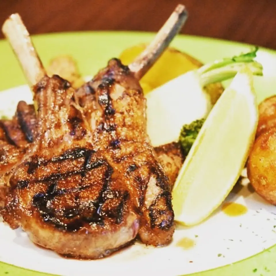 Incredibly cheap! Please try our "Lamb Chops" which are offered at almost the purchase price of 1,600 yen (excluding tax) for two pieces! Healthy lamb meat with no unpleasant odor is especially recommended for women◎It is low in calories and cholesterol, so you can eat a lot without feeling guilty◇In addition, the carnitine contained in lamb meat is said to have a fat burning effect, making it effective for dieting◎Enjoy soft and juicy lamb meat at a great price while aiming to become beautiful＊