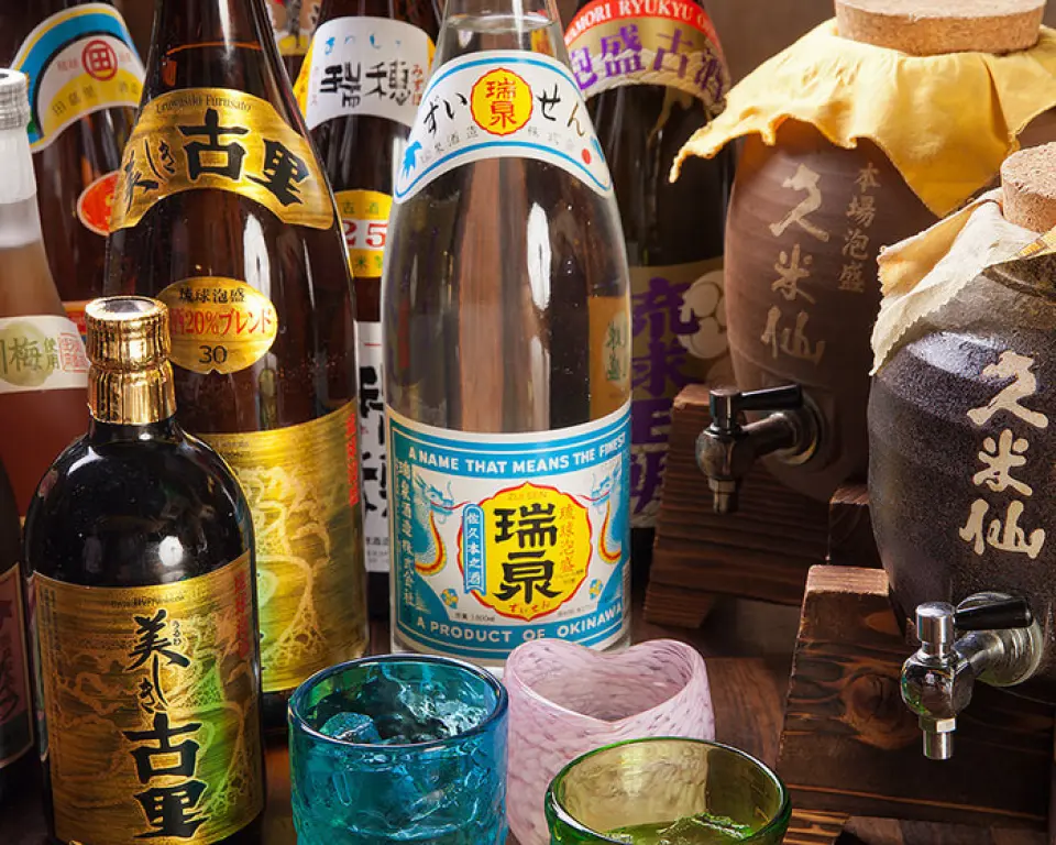 本店提供沖繩特有的稀有酒精飲料。我們提供各種飲品，從清涼易飲到口味濃鬱的飲品，讓您可以在任何場合享用。我們也推薦使用高級沖繩水果製成的果汁。另外，泡盛是日本最古老的蒸餾酒，已有100多年的歷史，熱量低，有稀釋血液的作用，因此也有抗衰老的功效。