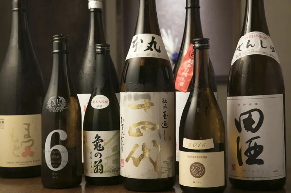從店主推薦的名酒到稀有的獨一無二的日本酒，我們提供各種與日本料理搭配的清酒。 ◎我們精心挑選了十四代、龜之衝、新星等清酒愛好者必嚐的清酒。另外，還有赤霧島燒酒、赤當麻燒酒、100 Years of Solitude 等全國各地的燒酒。