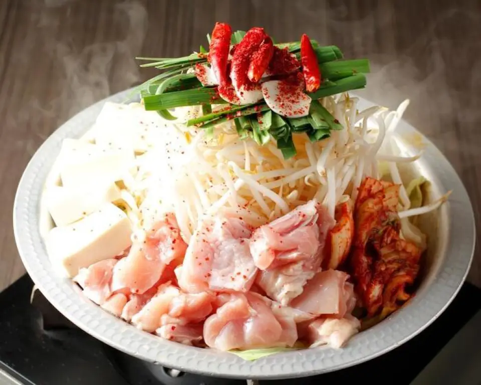 我們提供著名的“Akachiri Nabe”。我們混合了來自世界各地的辣椒香料，“不僅僅是美味且令人上癮的紅辣椒粉。”可以依照自己的口味進行9個等級的調整，即使是不喜歡辛辣的人也可以享受它。請盡情享受這具有辣、味、深三重特徵的傑作。最後，嘗試一下米飯粥和您選擇的起司或雞蛋！