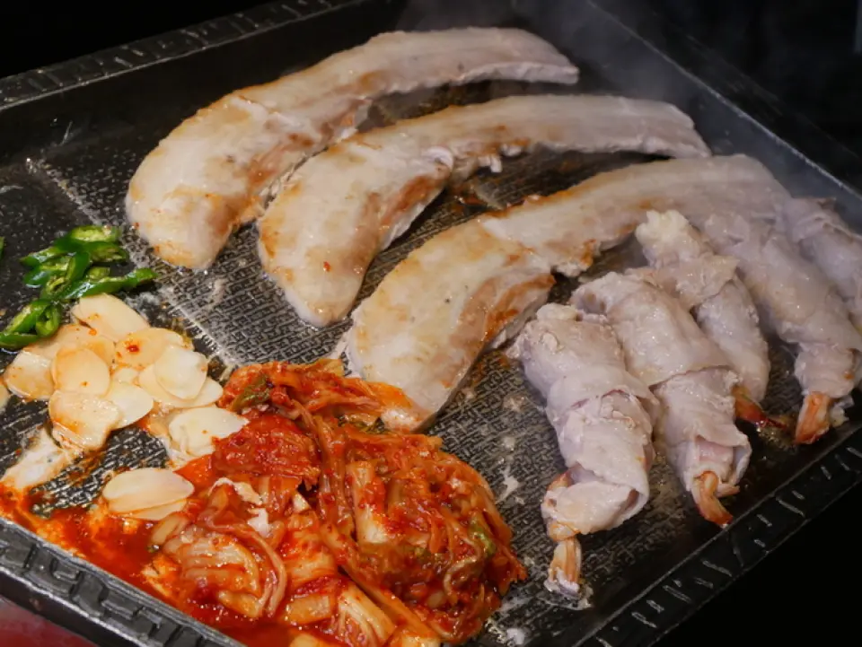 五花肉是一道用厚肉製成的經典韓國菜餚，在日本意為「三塊肉」。您可以根據自己的喜好烘烤和切割的風格。三層五花肉、泡菜、大蒜、三酒、蔥、紫蘇葉，口感豐富。我們還有“Ebi Roll x Samgyeopsal”，您可以將五花肉包裹在蝦上，然後在蝦變成棕色後放入起司中。另外，如果您想品嚐我們推薦的各種菜餚，請使用我們的套餐菜單。