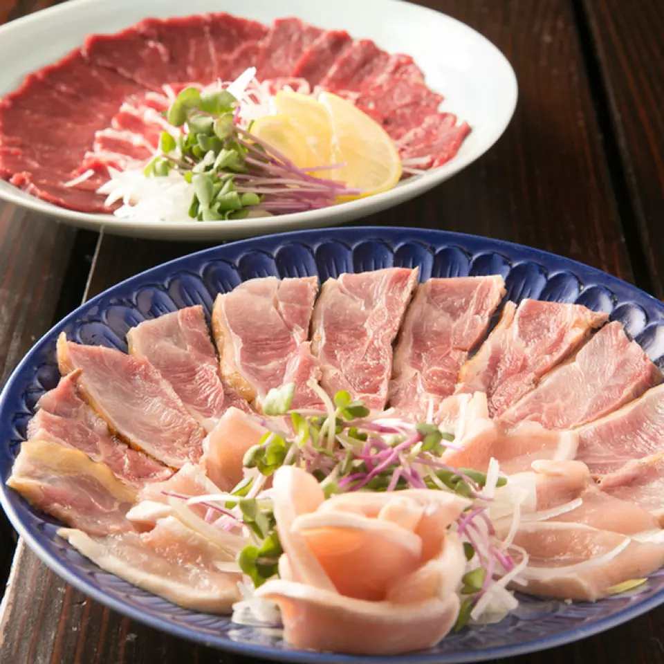 We recommend charcoal grilled yakitori made with brand-name chickens (Suigo Akadori chicken from Chiba prefecture, Tochigi Kodori chicken from Nagoya Cochin, etc.) carefully selected by the owner! We also recommend the fresh seared chicken bred from Kagoshima prefecture, which is available in limited quantities. Both can be reserved, so please call us! 03-5306-0505