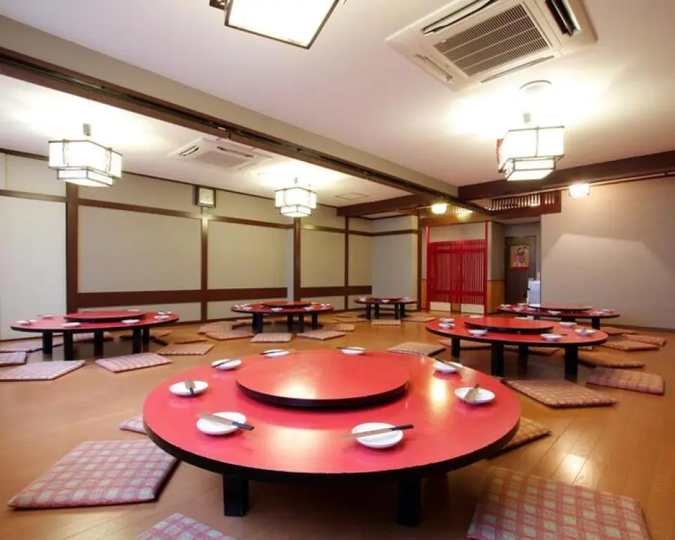 The large hall is convenient for company gatherings such as welcome parties and farewell parties, and can be rented out for up to 80 people. In addition, the center can be divided by a roll screen, allowing small banquets of 10 to 30 people on each side! It is also equipped with a microphone, projector and screen, making it ideal for banquets! The large hall is full of openness, allowing you to hold a private party with a sense of unity.