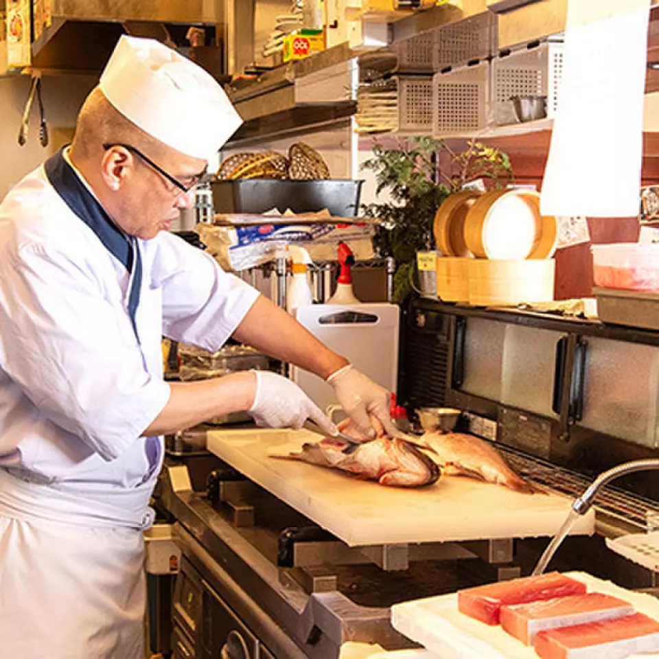 Shoya is a popular bar with the vision of being a "town bar with a chef." The bar delivers delicious food and warmth through freshly prepared dishes by the chefs and attentive service. The bar is proud of its "Today's Recommendation," which uses fresh, seasonal wild fish procured from fishing ports across the country. The in-store chefs will prepare delicious dishes such as "sashimi," "boiled fish," and "grilled fish" according to the season and type of fish. In addition, the bar also offers classic dishes such as "stews" and "yakitori" (grilled chicken skewers), as well as a variety of snacks that are loved in the alleys.