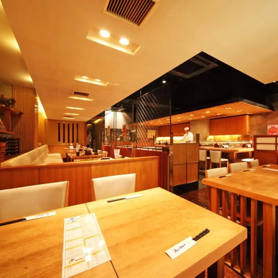 即使平日晚上9点以后来店，也能以合理的价格享用从丰洲直送的新鲜鱼。与寿司搭配的日本酒和烧酒也很丰富。交通便利，距离赤坂见附步行仅需1分钟！ ！下班或郊游回家时，一定要品尝厨师精心烹制的江户前寿司和美味的清酒。
