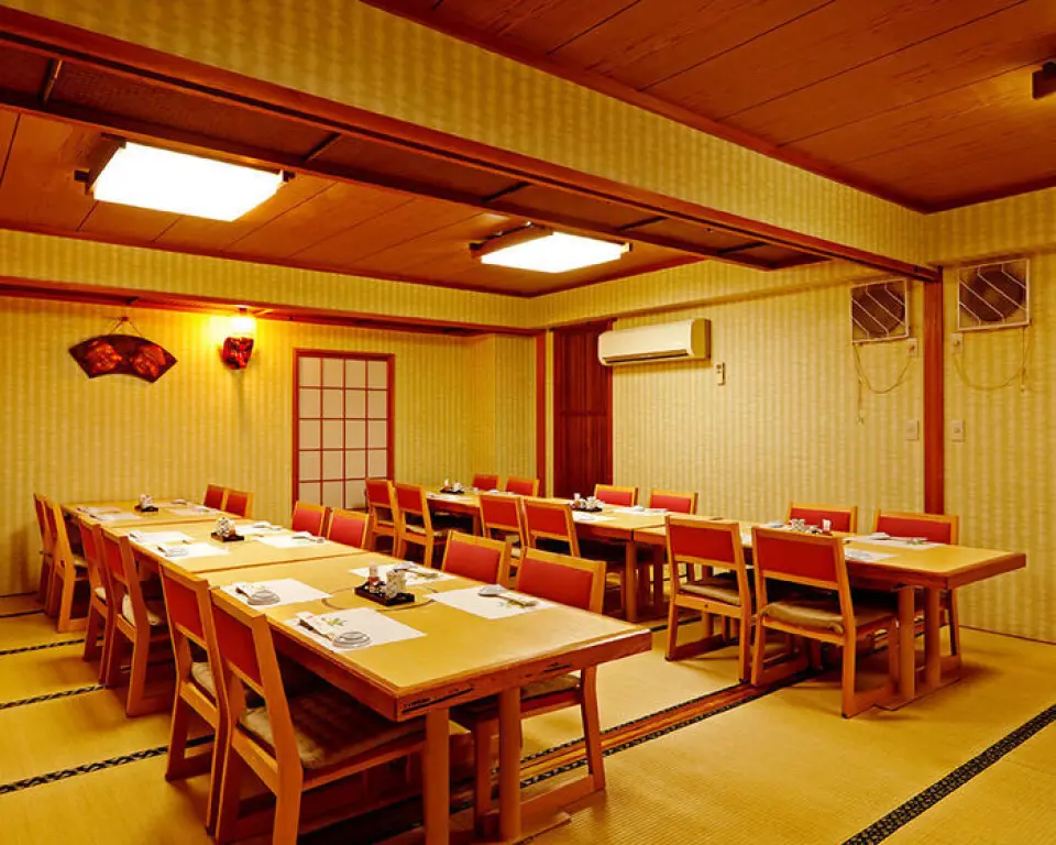 充满日本风情的温暖怀旧内饰。除了舒适的桌席和吧台席之外，我们还设有完全私人的房间，让您可以不用担心其他人，尽情享受自己的时光。聚会用餐时，我们还提供各种套餐，您可以在这里享用我们的招牌握寿司。除了娱乐和用餐外，还可以用于庆典、追悼会等重要餐食以及各种宴会。请在我们的餐厅在各种场合用餐，度过一段美好的时光。