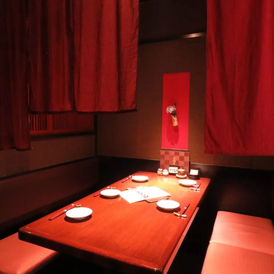 The softly lit table seats will make you forget the passage of time... Perfect for conversation with your partner or friends. As it is a semi-private room, please relax in a private space.