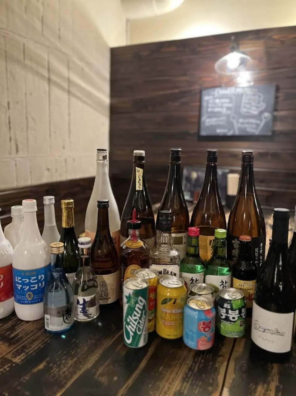 我们提供60多种饮料，包括烧酒和马格利酒，这些都是热腾腾的烤肉必不可少的！其中以店名命名的来自鹿儿岛的25度原味红薯烧酒“Kodoro”，是店主对烧酒的热爱所创造的杰作。我们还提供需要提前预订的秘制菜单“咖啡烧酒”以及可根据要求订购的瓶装葡萄酒。还备有清凉饮料，带孩子的家庭也能安心使用。请一边享用自己喜欢的饮料，一边尽情享受烤肉吧。