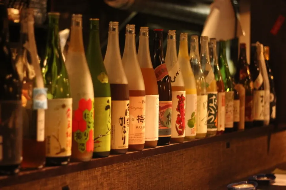 我們提供3,000日圓的套餐，您可以在2小時內盡情享用約80種酒類的飲品。清酒、燒酒、高杯威士忌、葡萄酒等各種酒類都可以在本店享用！適合女性飲用的果酒是從九州等地區訂購的。食物種類繁多，包括甜味和清爽的食物。我們有多種梅酒愛好者會喜歡的梅酒，陣容非常適合不同口味的朋友毫不猶豫地享用。