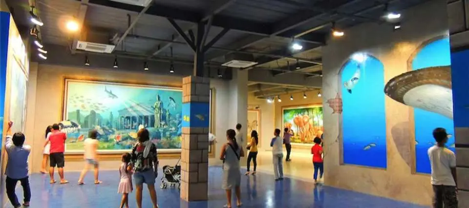 芭提雅Art in Paradise 3D美术馆宽敞展厅全景，众多参观者在泰国最大的互动式美术馆中，享受与多元主题3D画作合影的乐趣。