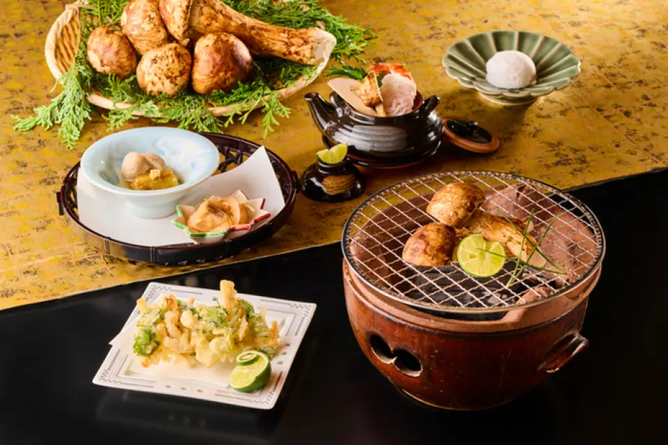 由熟練廚師使用時令食材烹調的時令菜餚。請單點涮鍋或壽喜燒，盡情享用最優質的黑毛和牛。