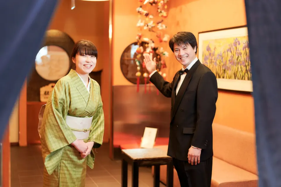 在本店，身著日本服裝的工作人員將根據您的需求提供周到的接待。如果您對企業招待會、晚宴、兒童慶典、婚禮慶典、長壽慶典、畢業慶典、追悼會後的晚宴等有任何要求，請隨時與我們的工作人員聯繫。
