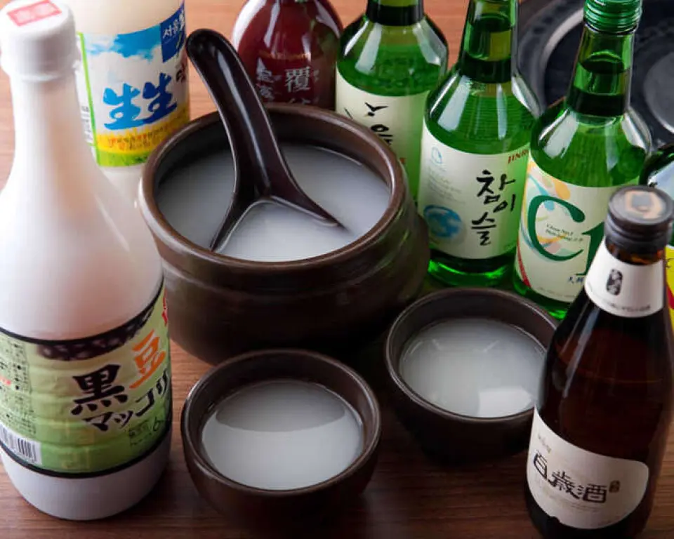 Nhắc đến món ăn Hàn Quốc, tôi khuyên bạn nên dùng makgeolli! Khi bạn có một nhóm đông người, bạn nghĩ thế nào về một chiếc makgeolli lớn phù hợp cho tất cả mọi người? Nó rất hợp với các món ăn Hàn Quốc như samgyeopsal! Chúng tôi cũng có nhiều loại rượu Hàn Quốc như chamisul, chowm chorom và rượu hyakusai, vì vậy bạn chắc chắn sẽ tìm thấy đồ uống yêu thích của mình!