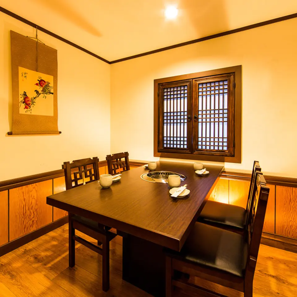 [Around 2-30 people ◆ A luxurious private room] Please use it for various occasions. We have spacious sunken kotatsu seats, which are our specialty. Enjoy a rare cut course, which only weighs 1-3 kg per cow, in a large or small private room! We also offer an all-you-can-drink option for 2,200 yen. Private rooms for 2 people are not available. Please contact us by phone.