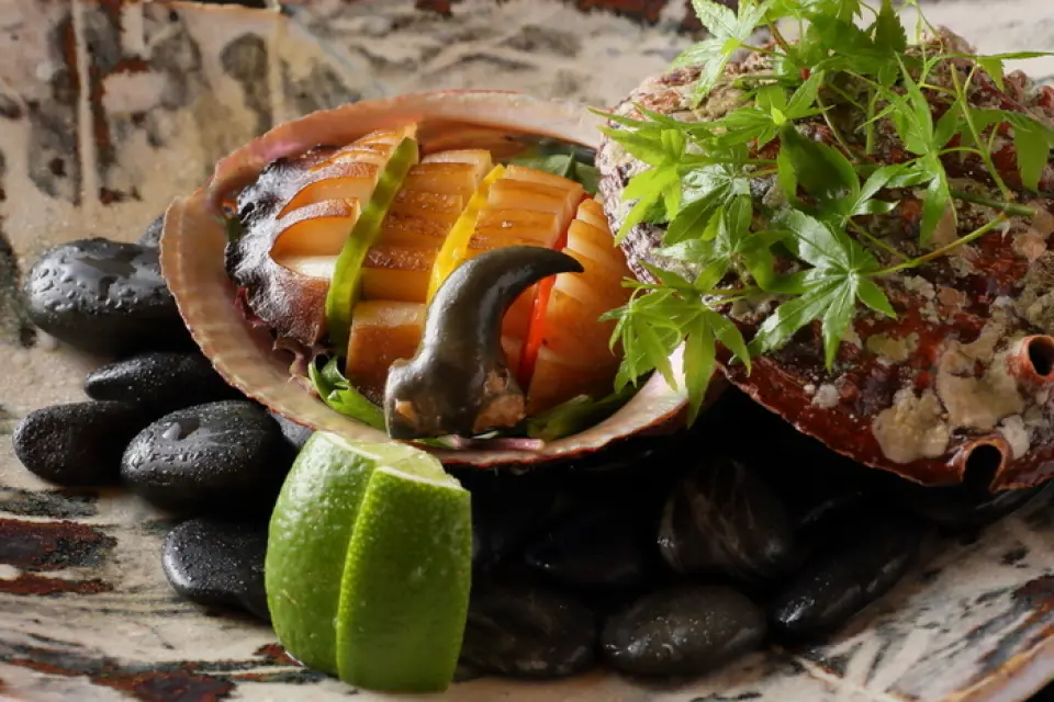 We are particular about seasonal flavors and source the best produce from all over Japan at any given time. Please enjoy the fresh flavors of Japan.
