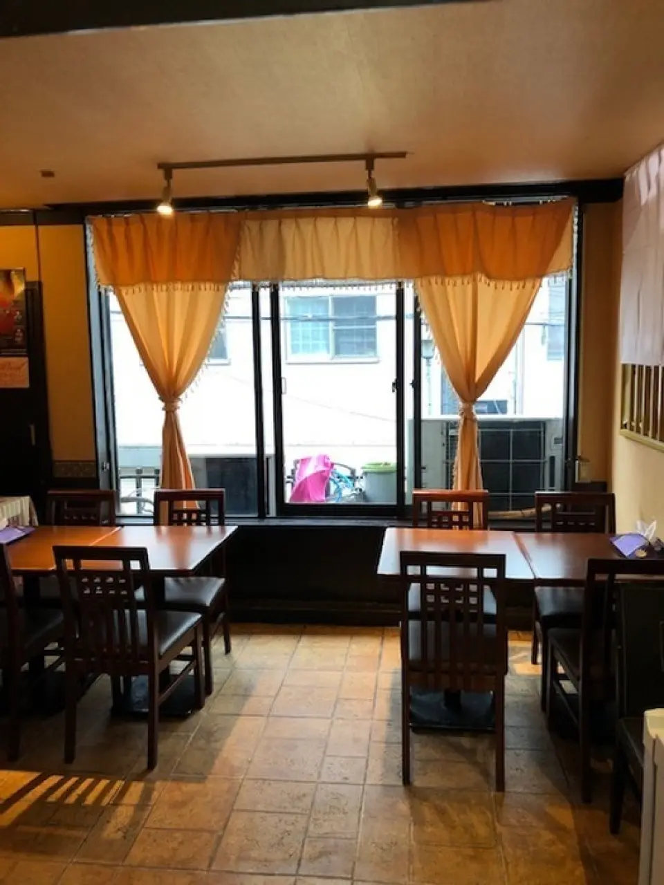 店内宽敞，采用亚洲风格的装潢和装饰，营造出平静的氛围。大屏幕播放着泰国流行歌曲，让您有身临其境的感觉。座位有方便的大小桌座位，以及可以舒展双腿放松身心的榻榻米座位。我们采取了彻底的传染病预防措施，请放心使用我们的设施。请在时间缓慢流逝的舒适空间中放松身心。