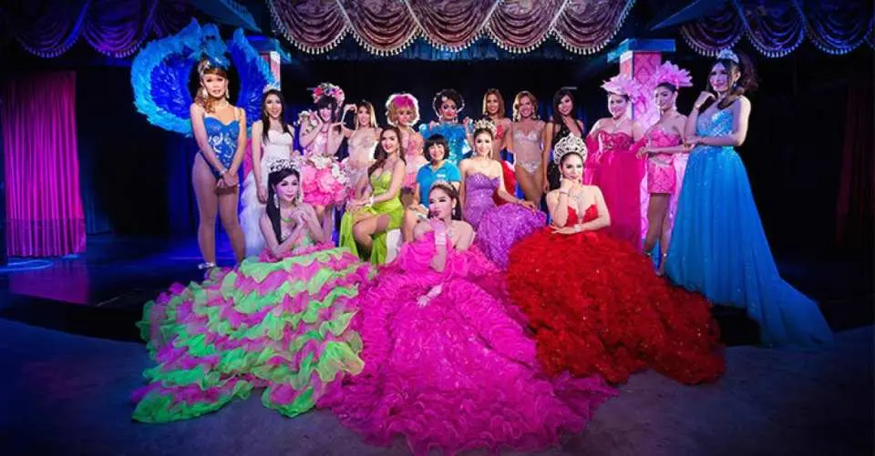 คณะนักแสดงจำนวนมากจากคาบาเร่ต์โชว์บลู ดราก้อน กระบี่ ในชุดราตรีหลากสีสันสดใสและเครื่องแต่งกายหรูหรา นำเสนอการแสดงที่ตระการตาบนเวทีที่สว่างไสวอย่างสวยงาม