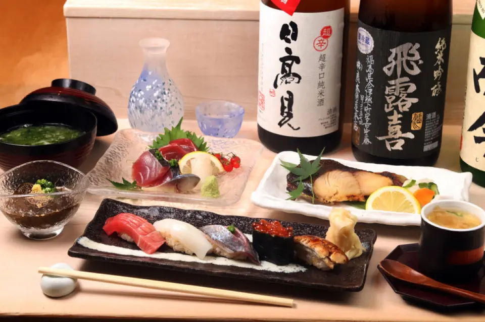 Of course, you can order a course that includes grilled dishes and soup, but our most recommended course is the "omakase" menu. We will serve you sushi made with the freshest ingredients procured that day, at a pace that suits you. Recommended for those who want to eat their fill of sushi alone, those who want to enjoy a moderate amount while consulting with their stomach, and those who are new to sushi restaurants. When in doubt, just order "omakase." Please feel free to ask the chef for advice.