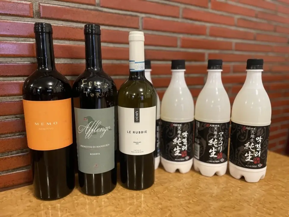 Makgeolli không thể thiếu trong ẩm thực Hàn Quốc và Yakiniku, và chúng tôi cung cấp "Makgeolli thô"! Nó phù hợp hoàn hảo với các bữa ăn như sườn ngắn, thịt thăn, kim chi và bibimbap gomoku nướng đá. Ngoài ra, chúng tôi còn mua các loại rượu hiếm có của nhà hàng Yakiniku. Chúng tôi mua các loại rượu do các đầu bếp Ý đáng tin cậy giới thiệu. Chúng tôi đã chuẩn bị một dòng sản phẩm đầy đủ các sản phẩm được lựa chọn cẩn thận và được khách hàng đón nhận nồng nhiệt. Dòng sản phẩm rượu vang thay đổi tùy thuộc vào tình trạng còn hàng trong kho, vì vậy vui lòng hỏi thăm khi bạn ghé thăm.