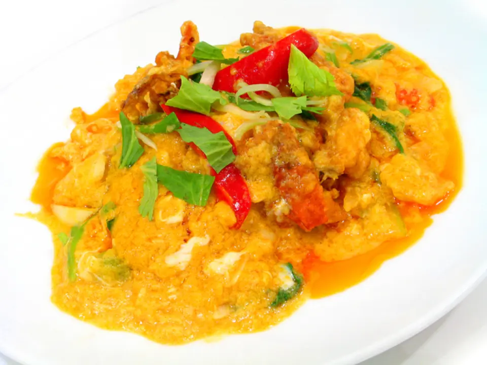 Poo Pad Pong Curry is a seafood curry stir-fry using crab that originated in Thailand. Poo means crab! It is characterized by stir-frying crab and vegetables with curry powder and finally covering them with eggs! The fluffy eggs and crab flavor and the spicy heat are irresistible! The eggs also make the spiciness mild, so even those who don't like spicy food can enjoy it!