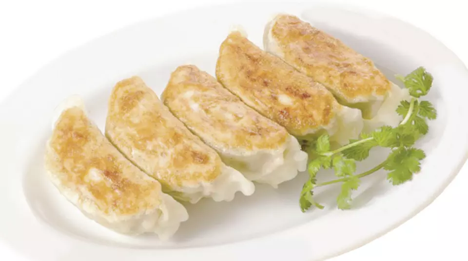 多汁多汁的餃子，每一個都是由我們的廚師精心手工製作的，是桂園的招牌菜單之一，請至少嘗試一次！