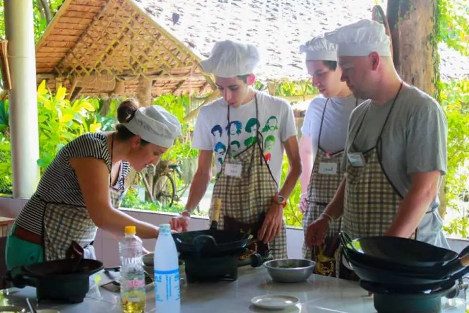 清邁Baan Hongnual烹飪學校的學員們，在導師指導下親手炒泰國菜，學習正宗泰式烹飪技巧，享受實作樂趣。