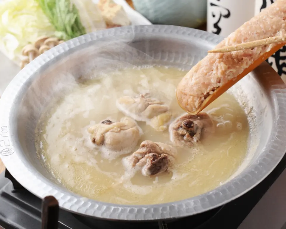 雞骨慢火熬過7個多小時，湯汁濃鬱，味道鮮美。與棗雞腿、自製肉丸和時令蔬菜一起享用。最後，我們提供了雜燴面和精心挑選的雞蛋粥。享用我們的招牌湯直到最後一滴。
