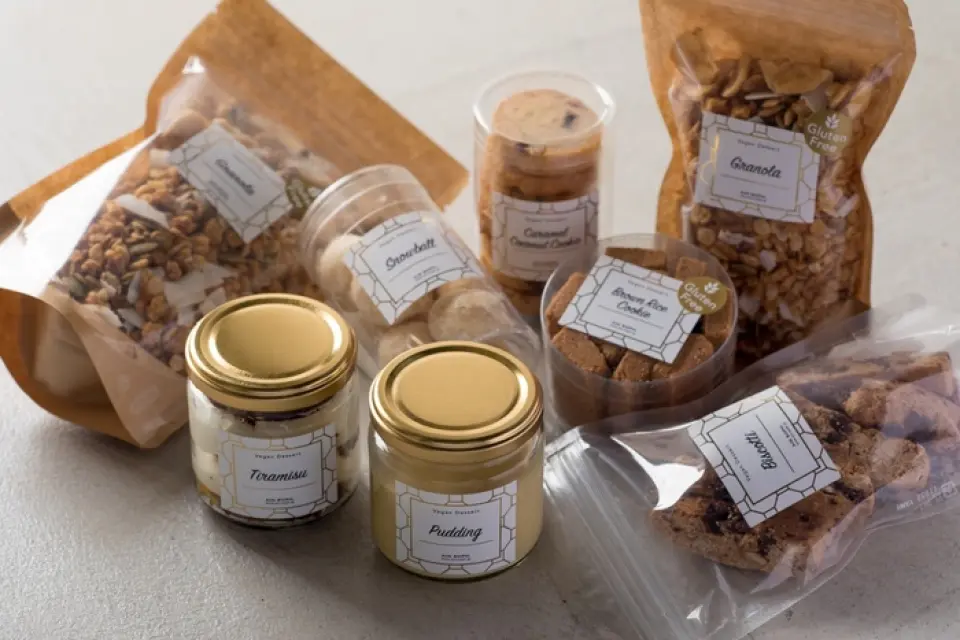 On the first floor of the restaurant, we sell our very popular vegan pudding, vegan tiramisu, gluten-free baked goods, and more. We also offer gift wrapping.