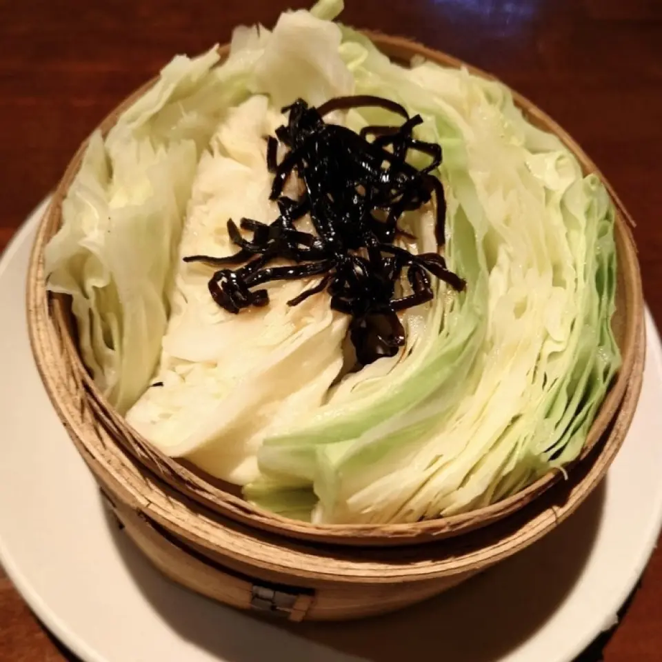 我們的特色開胃菜是“蒸白菜”。我們只使用從農場直接送來的新鮮捲心菜，並用竹蒸籠蒸，以最大限度地發揮其風味。享受我們的招牌菜。可以搭配兩種定期更換的醬汁一起吃，也可以直接和鹹海帶一起吃。搭配串燒也很搭！很多顧客來到我們店就是因為想吃高麗菜。續杯是免費的，所以您來訪時一定要訂購一份！