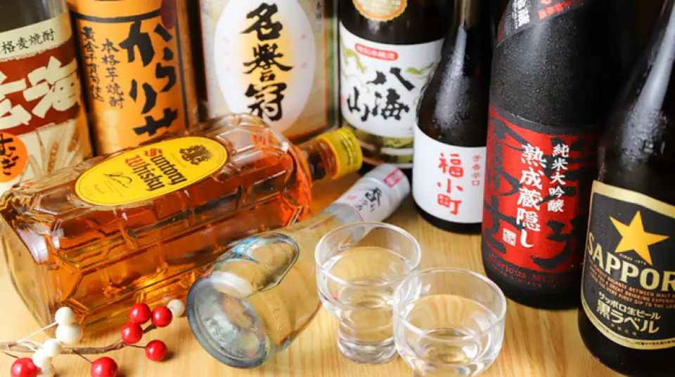 店主精心挑选和采购与时令鱼类和寿司相搭配的清酒和烧酒。我们提供各种各样的菜肴，从根据食材量身定制的推荐到与时令鲜鱼完美搭配的菜肴。还有在一年中的特定时间推荐的限量版清酒。日本酒的价格为600日元起，在寿司店也能轻松喝到。此外，您还可以在我们的商店存放烧酒和威士忌。请顺便过来喝一杯。轻松享用美味佳肴和美酒。