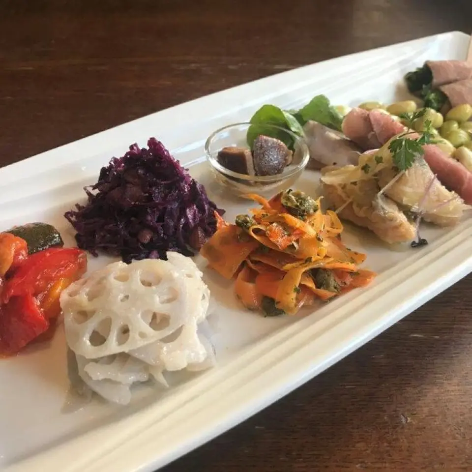 菜肴所用的食材都是由厨师精心挑选的。推荐菜单“宫崎县森林鸡迪亚沃拉”（1,500日元）是用香草腌制一天的“宫崎县森林鸡”，味道浓郁，异味少，酥脆。外皮肥美多汁，是一道独特的意大利菜，用橄榄油和柠檬烤制而成，口感清爽。此外，还有种类丰富的开胃菜和与葡萄酒搭配的热菜，以及种类丰富的披萨。