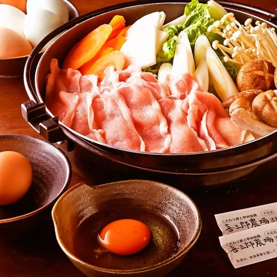 Kaiji Shamo雞是在八嶽山麓肥沃的土地上飼養的，使用大麥和乳酸菌的組合作為飼料，所需天數是普通雞的2至2.5倍。其肉質比其他本地雞更軟，味道更鮮美。 「湯燒親子丼與當地雞肉」搭配濃鬱的「湯燒蛋」是無與倫比的組合。搭配清酒可以享用「當地雞腿串」。八嶽山麓的「甲州藤櫻豬肉壽喜燒」、「涮涮鍋」、「信州馬刺身」等也都很受歡迎。