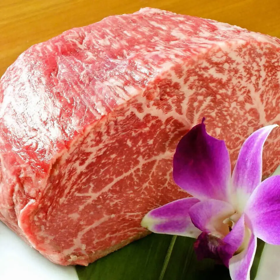 We can offer it at a low price because we purchase it in a large block. It is a part of the shoulder rib, and the shape represents the triangular cut of the 1st to 6th rib. It is the king of ribs, and is used as a top to premium rib with a good marbling. It is known as the first class of rib meat, characterized by its beautiful marbling and good taste. The "Butcher's Kitchen Wagyu Course" is only 4,500 yen and has 100 dishes that you can eat all you want! If you want all-you-can-eat yakiniku in Shibuya Dogenzaka, come to us!