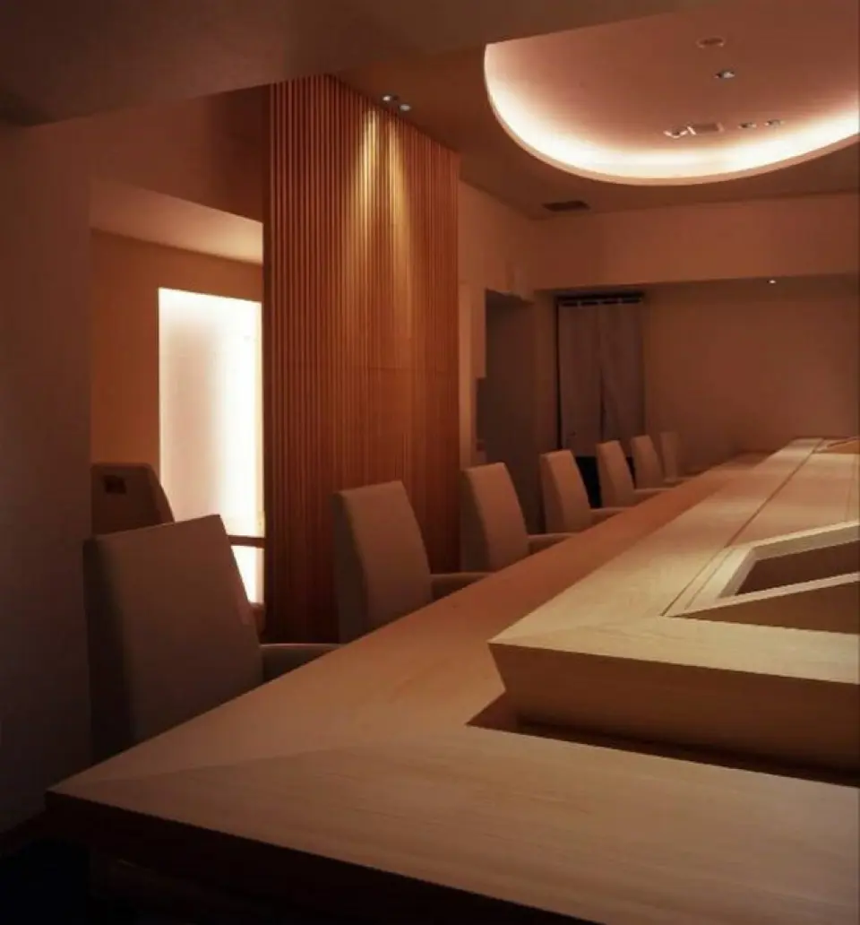 The soft lighting and stately seating create an adult atmosphere. The counter seats are Sakai's special seats, where you can enjoy conversation and the chef's skillful dexterity. Time will fly by without you noticing as you are enveloped in the pleasure of food in a lean restaurant where you can immerse yourself in your meal and conversation. You can enjoy a relaxing and comfortable space with your loved ones. Whether it's for a private occasion or business entertainment, you can spend quality time relaxing in a calm space.