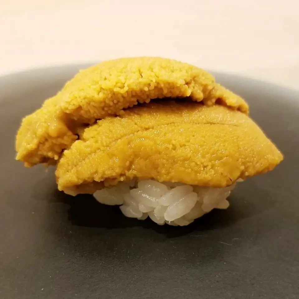 In order to bring out the natural sweetness of the firm rice, we use black vinegar from Kagoshima Prefecture, selected from among the many vinegars available. The sushi is made with just the right amount of air, and the topping melts in your mouth the moment you put it in your mouth. Please enjoy our sushi, which is made with the utmost care and skill, and is made with the utmost care and skill.
