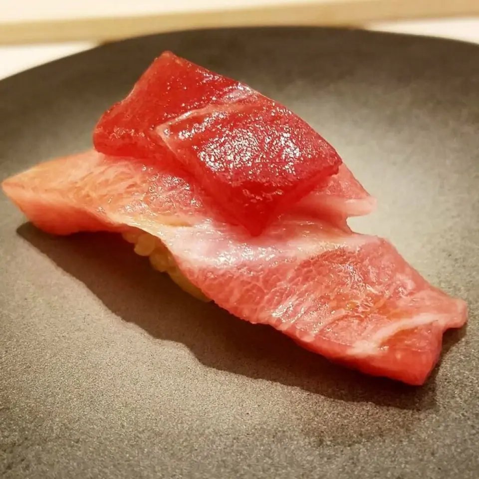 Sushi Sakai's main supplier is Yanagibashi Rengo Market in Hakata. In-season seafood is air-shipped. They use the best ingredients for each season, with the belief that "the most delicious thing right now" is the best. Each sushi dish has an exceptional taste, making the most of the ingredients' natural flavors. The chef has experience training at the famous restaurant "Yamanaka." He makes full use of the traditional techniques he inherited from the restaurant in his cooking, creating the finest flavors. Please enjoy the skilled techniques of our master chef with your eyes and tongue.