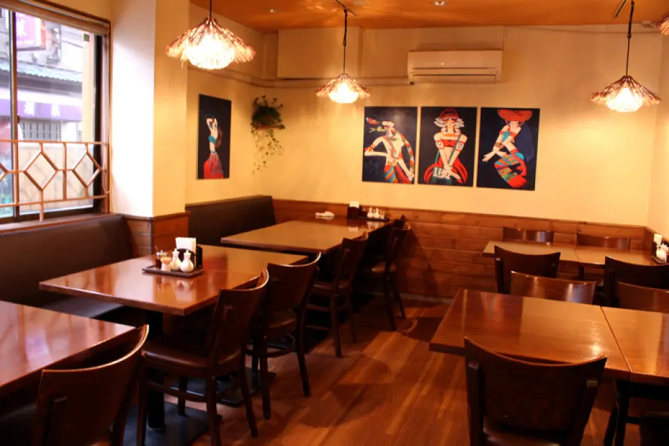 Our restaurant is conveniently located, just a two-minute walk from Nippori Station, where the deep textile district unfolds. You can enjoy the same taste as our Akihabara restaurant, which was selected as one of Tabelog's top 100 restaurants. The spacious restaurant is decorated with Chinese-style decorations, and all seats are spacious and spacious at tables. Feel free to come and meet up with close friends, or come for a drink after work, a date, a girls' night out, or a meal with the family! Our semi-private room, which can accommodate up to nine people, is convenient for various banquets. Please feel free to make a reservation!