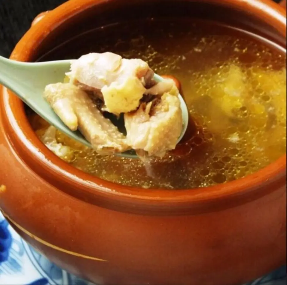 The specialty "Yakuzen Qi Hot Pot Chicken" is loved by many health and beauty conscious people. The waterless soup is made by steaming the whole pot for 5 hours, and the ingredients' essence slowly dissolves into the soup, resulting in a delicious taste. The exquisite soup made with chicken and pork stock is made with plenty of ingredients such as fish, pork, wood ear mushrooms, green onions, and coriander, as well as various herbal medicines as seasonings. Please enjoy this Yunnan specialty that will seep into your cold body ♪ Numbers are limited, so we recommend making a reservation in advance.