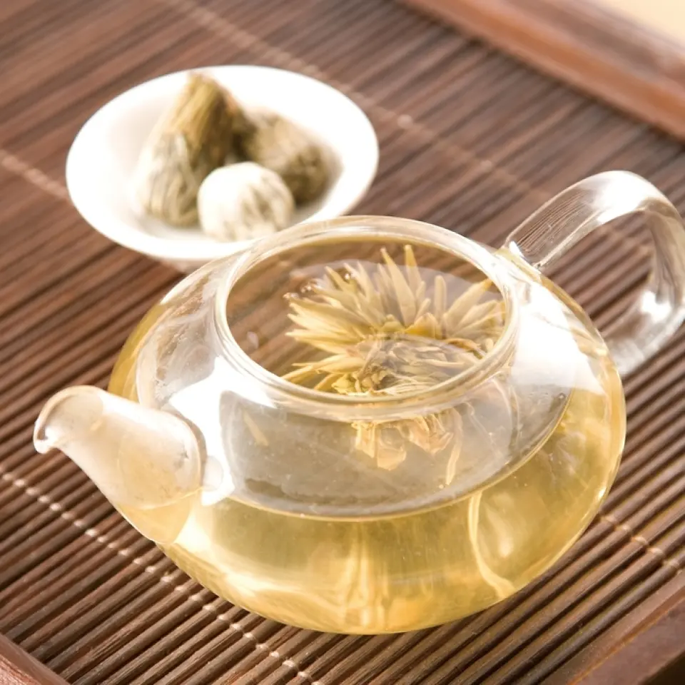 我們提供多種與小籠包搭配的中國茶，讓您享受茶葉的味道和香氣。鐵觀音茶/普洱茶/桂花紅茶/荔枝紅茶/白牡丹茶/仙桃茉莉花茶/龍井茶...等。盛在火鍋裡。